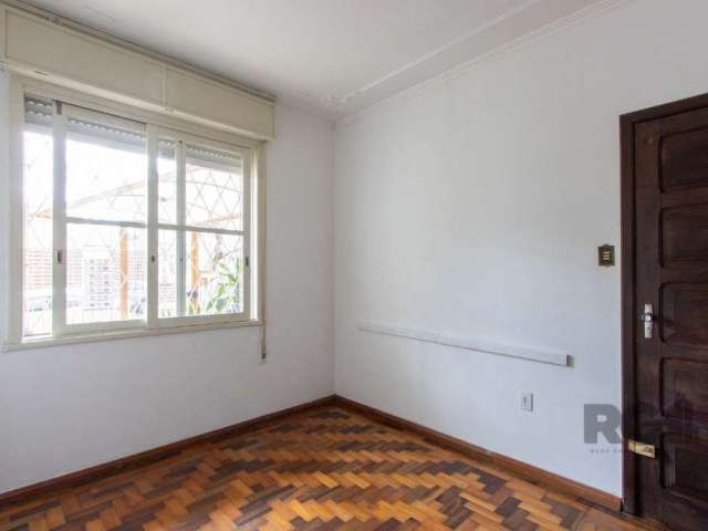 Excelente apartamento térreo, reformado, 2 dormitórios living 2 ambientes, cozinha americana, lavabo, banheiro social, patio coberto com churrasqueira e lavanderia. Muito iluminado e arejado. Entrar e