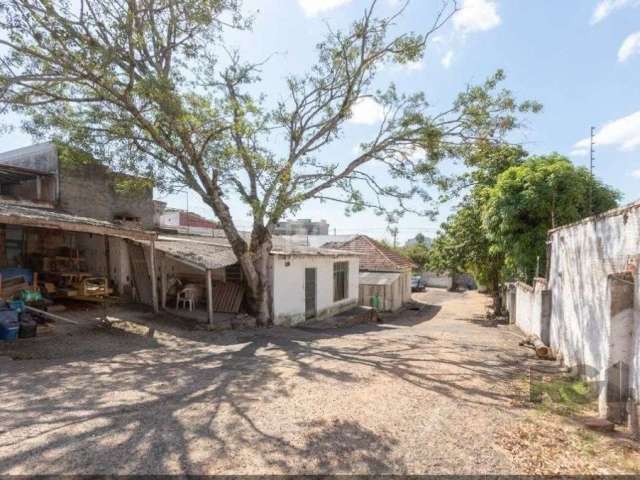 Esse terreno localizado na Zona Sul de Porto Alegre, no bairro Camaquã, é realmente uma excelente oportunidade! Com 15,40 metros de frente e 125 metros de profundidade, a área total de 1.925m² oferece