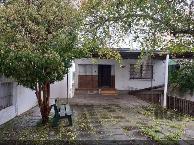 Essa casa é uma excelente opção para locação, tanto para quem busca uma residência quanto para um ponto comercial! Localizada em uma avenida, o imóvel oferece visibilidade e fácil acesso, sendo ideal 