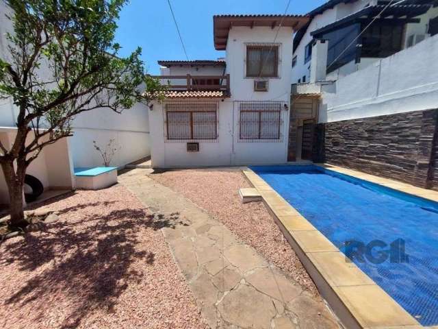 Fina residência multiuso à venda! Perfeita para uso residencial, comercial ou misto, essa casa oferece excelente localização com ótimo custo-benefício. Cercada por belas casas e uma charmosa praça na 