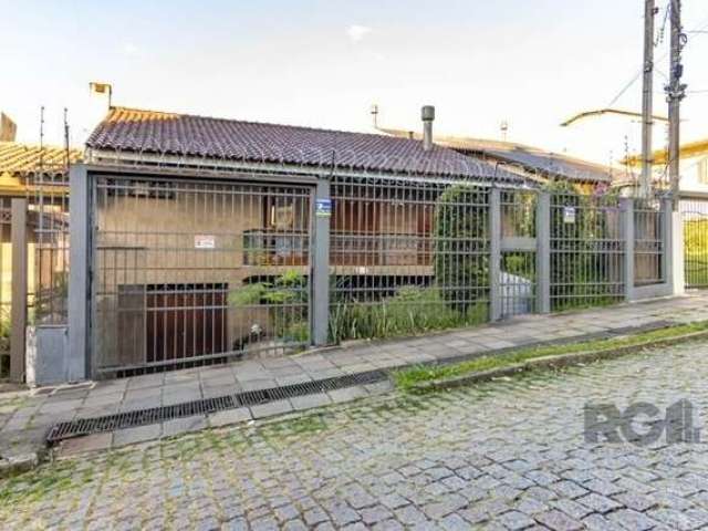 Excelente casa de 3 dormitórios com 2 suítes, a poucos metros da Av.José de Alencar, no bairro Menino Deus. Casa com 3 dormitórios, sendo duas suíte ( piso aquecido no banheiro de uma das suítes) livi