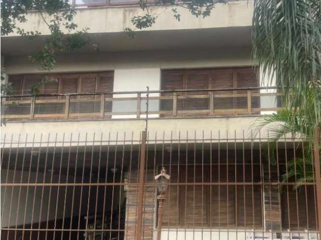 Excelente  Cobertura com ótima localização no bairro Medianeira, com 4 dormitórios, sendo um com suíte, 3 banheiros, sacada, sala de estar bem iluminada com lareira. Possui também churrasqueira e no t