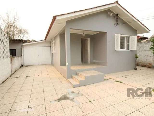 Casa com 2 dormitórios, 2 vagas cobertas e várias descobertas. Conta com piso vinílico no living e nos dormitórios, e cerâmica nos banheiros, na cozinha e na garagem. Dispõe de churrasqueira, pátio am