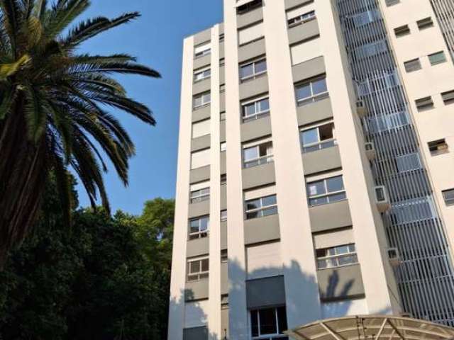 Apartamento de 2 dormitórios 76,90 m² de área privativa, com living para 2 ambientes com piso em tabuão, ampla cozinha e banheiro social, ambos com água quente. O apartamento também é composto por dep