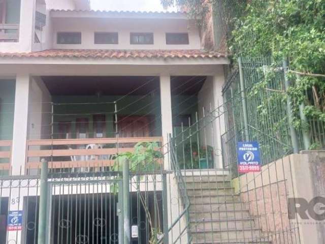 Excelente sobradona parte inferior: Hall de entrada,  lavabo, escritório, sala de estar com lareira e sala de jantar, sacada, 1 banheiro social, cozinha ampla com copa, lavanderia e  churrasqueira, pa