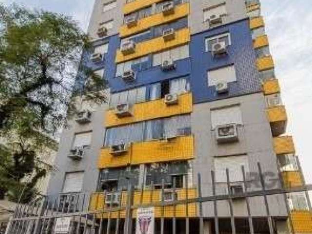 Amplo apartamento no bairro Santana em Porto Alegre. 2 dormitórios, sacada integrada, semi mobiliado. Living 2 ambientes, cozinha americana sob medida, churrasqueira, lavanderia separada.&lt;BR&gt;Con