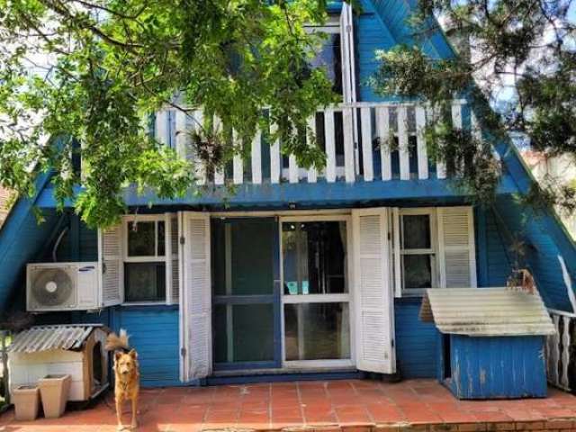 Casa estilo 'Chalezão rústico' em madeira, habitável, em terreno medindo: 12,83 x 50,00, amplo pátio c/ piscina, churrasqueira, nos fundos amplo pavilhão multiuso em estrutura de alvenaria, 