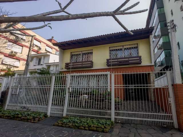 Belíssima casa, localizada no desejado bairro Bela Vista, com pátio com piscina e um anexo ao fundo. A casa oferece um espaço amplo e bem distribuído em dois pavimentos. Na parte inferior, você encont