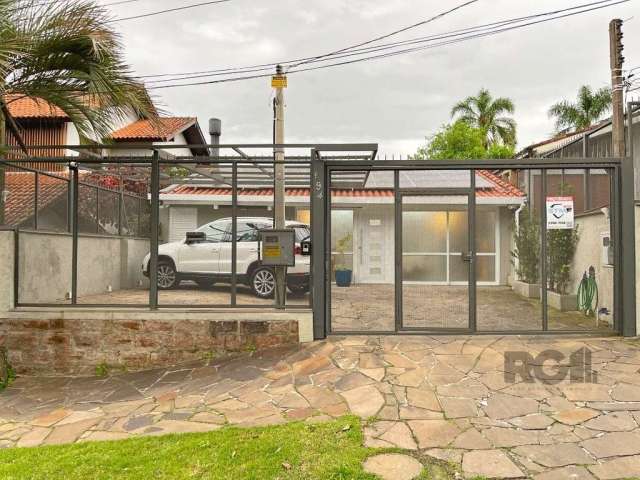 Casa  com Sobrado reformado, de dois pisos, com 3 dormitorios sendo duas  suítes, um escritório,  dois banheiros sociais, Com uma área privativa de 220 m². Cozinha com móveis planejados, integrada com