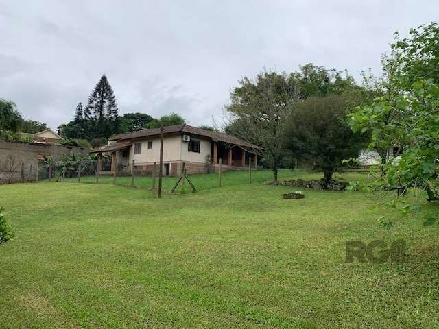 Descubra o equilíbrio perfeito entre espaço, conforto e natureza nesta encantadora casa à venda, situada em um terreno generoso de 10.000m² em Belém Velho, Porto Alegre. Com uma variedade de benfeitor