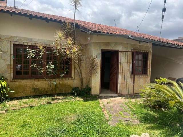 CASA TÉRREA EM CONDOMÍNIO FECHADO - 03 QUARTOS SENDO 01 SUITE - APROXIMADAMENTE 150M² DE ÁREA PRIVATIVA - 02 VAGAS DE ESTACIONAMENTO&lt;BR&gt;&lt;BR&gt;Casa térrea em condomínio para locação no Bairro