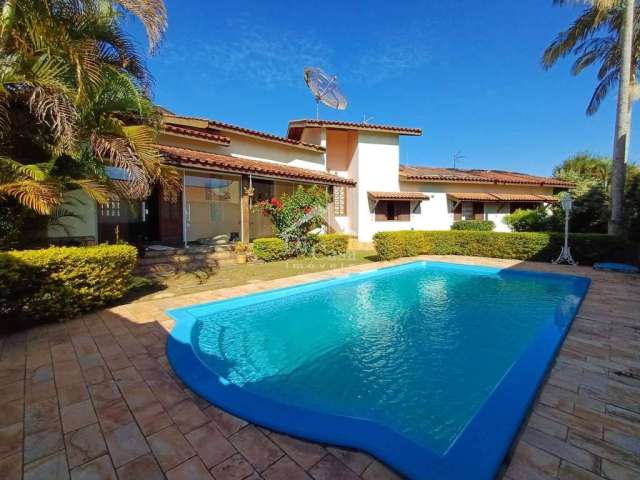 Casa térrea 3 dormitórios com piscina e edícula