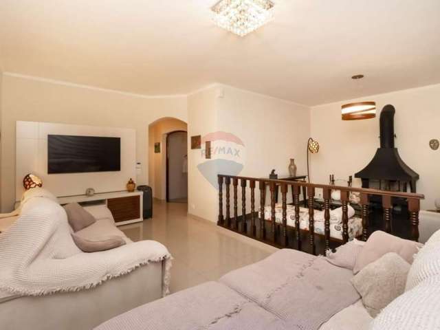 Excelente Casa à venda com 3 suítes, 4 vagas de garagem, salão de festas e área gourmet por R$1460.000-Jd Marisa-SP