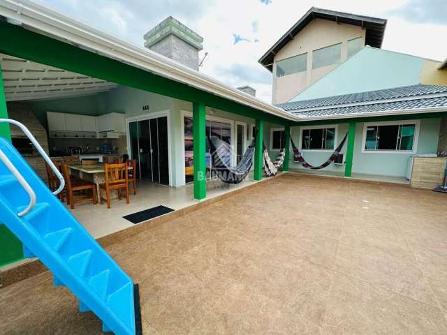 Casa com piscina na praia de bombas para locação de temporada