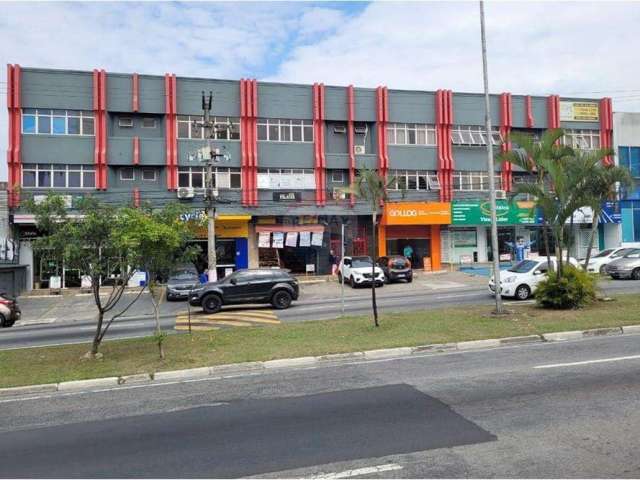 Excelente sala comercial em frente ao Bosque Maia e Roldão