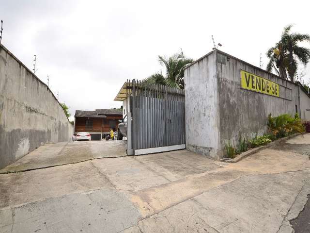 Casa com terreno amplo e galpão a venda no Santa Candida