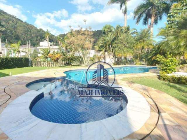 LINDA casa em condomínio fechado na praia de Pernambuco no Guarujá, 5 suítes, mais de mil metros de terreno, elegantemente decorada!