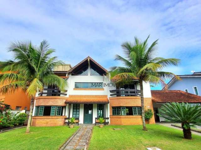 Casa com estilo Rústico em condomínio fechado na região da praia de Pernambuco no Guarujá!