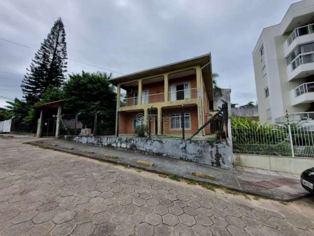 Casa em amplo terreno em coqueiros