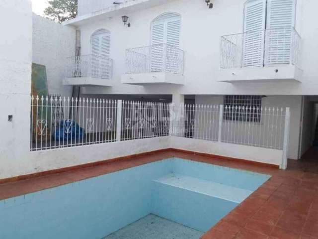 Casa de esquina, muito bem localizada ! ! com piscina