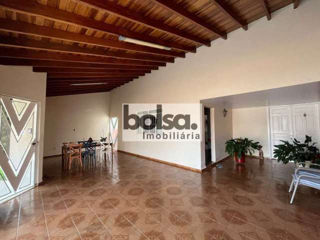 Casa linda com 440m² a.t na vila souto ! !