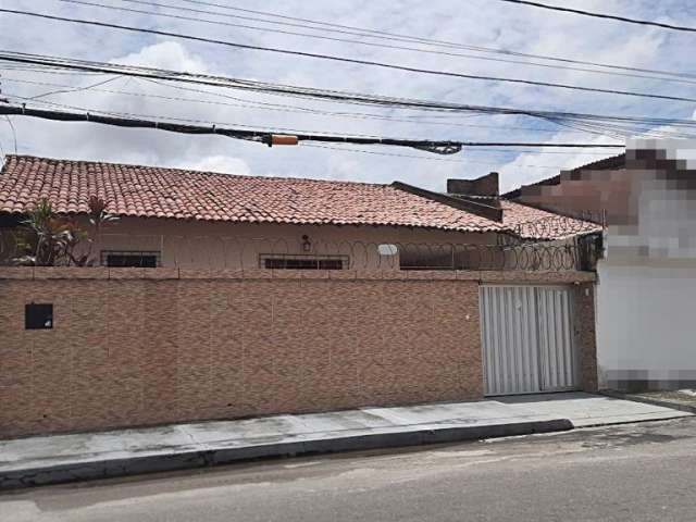 Vendo casa plana na Cidade dos funcionários com 3 quartos + escritório, varanda e quintal