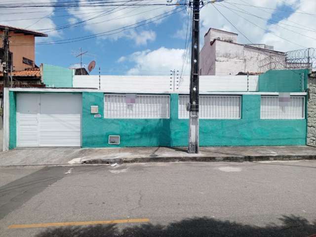 Vendo casa com varanda, 3 quartos, quintal, no São Gerardo