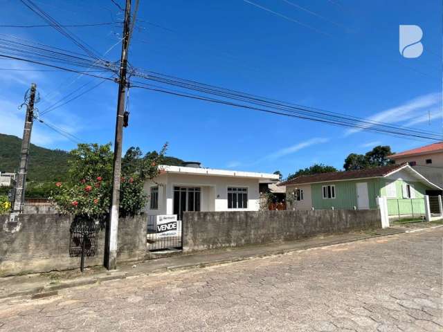 Casa com área externa de 2 dormitórios, muito bem localizada na cidade de Governador Celso Ramos