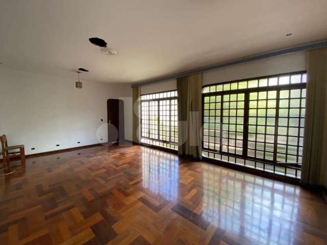 Sobrado de 382m² na Vila Eldízia, Santo André-SP! 4 quartos, 3 suítes, 3 salas, 5 banheiros e 8 vagas.