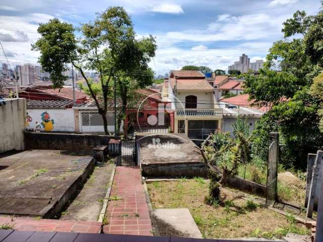 Terreno com casa antiga para demolição com 427,86 m²