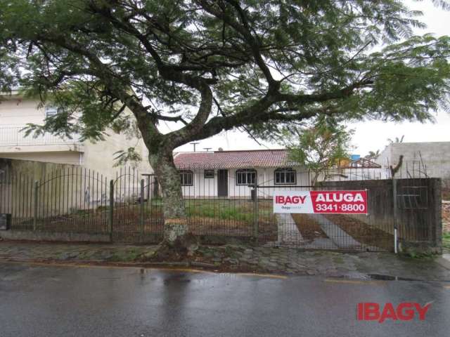 Casa com 2 quartos para alugar na Rua José Silveira de Souza, 158, Ponte do Imaruim, Palhoça, 45 m2 por R$ 1.600