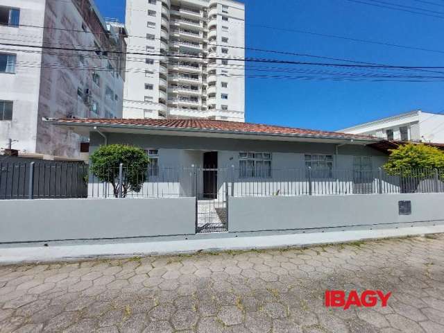 Casa com 4 quartos para alugar na Rua Elza Maria Ferreira, 99, Trindade, Florianópolis, 81 m2 por R$ 5.000