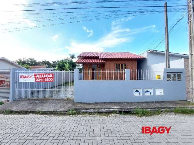 Casa com 2 quartos para alugar na Antonio Benjamim Batista, 11, Pachecos, Palhoça, 43 m2 por R$ 1.400