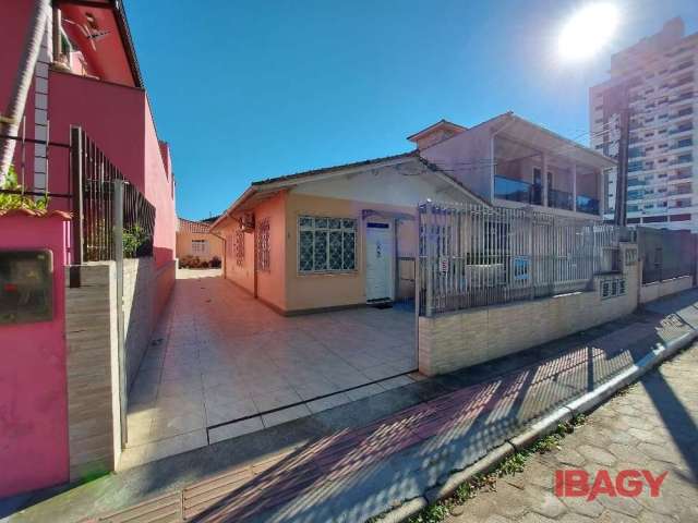 Casa com 2 quartos para alugar na Rua Joaquim Maximiano Sarmento, 75, Kobrasol, São José, 41 m2 por R$ 1.700