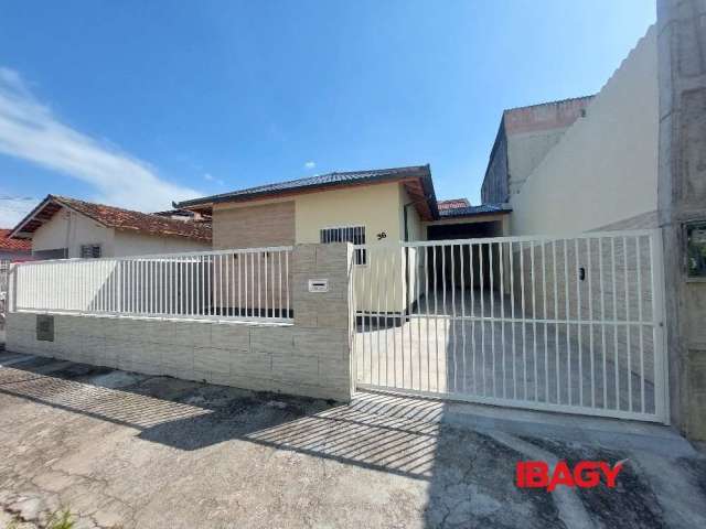 Casa com 3 quartos para alugar na Imarui, 36, Bela Vista, São José, 78 m2 por R$ 2.900