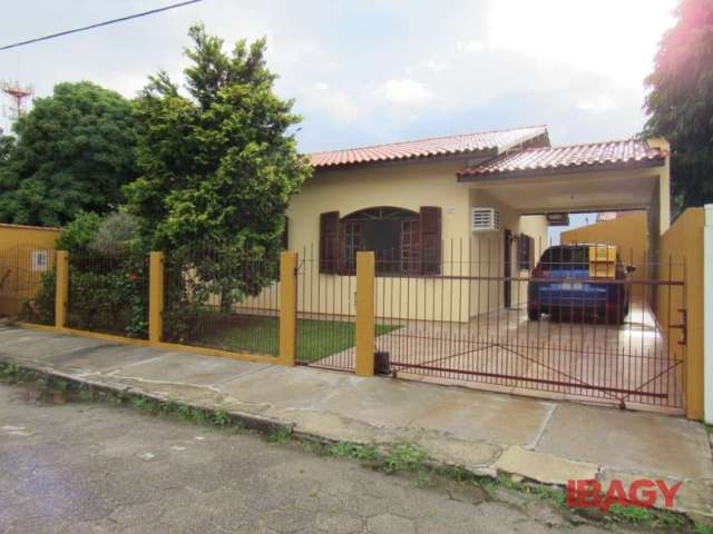 Casa com 3 quartos para alugar na Rua Manoel Soares D'Azevedo Maia, 47, Carianos, Florianópolis, 137 m2 por R$ 5.300