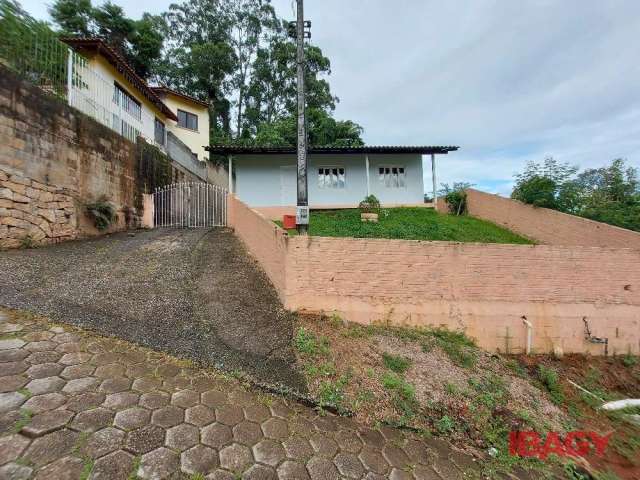 Casa com 3 quartos para alugar na Rua Frederico Afonso, 5595, Centro, São José, 76 m2 por R$ 2.000