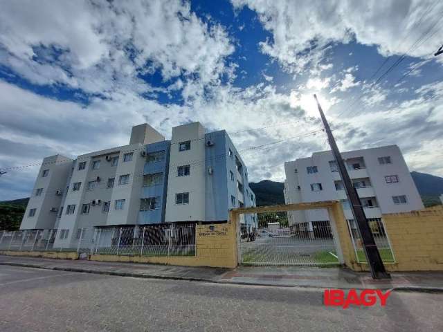 Apartamento com 2 quartos para alugar na Rua Arcanjo Cândido da Silva, 3616, Praia de Fora, Palhoça, 52 m2 por R$ 1.600