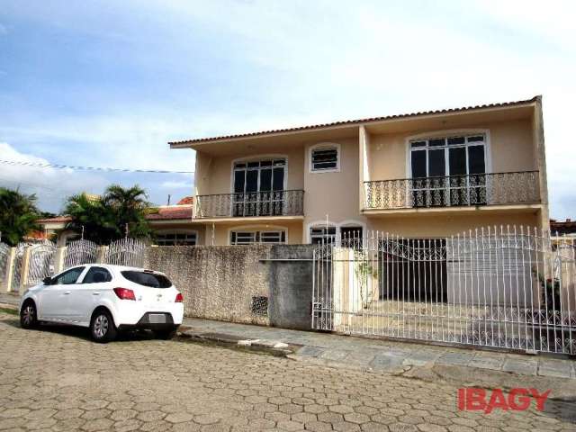 Casa com 4 quartos para alugar na Gonçalves Dias, 296, Balneário, Florianópolis, 311 m2 por R$ 6.000