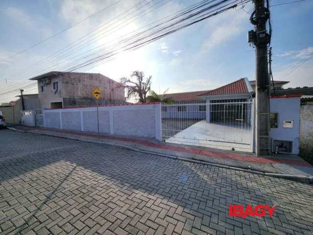 Casa com 3 quartos para alugar na Rua Arcanjo Cunha, 205, Rio Grande, Palhoça, 140 m2 por R$ 3.000