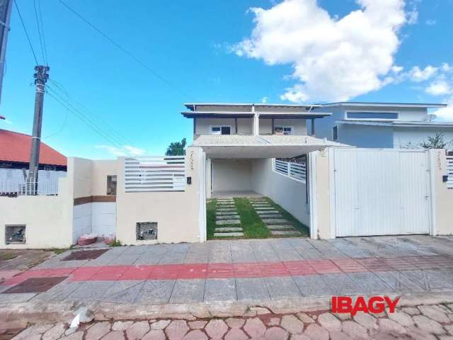 Casa com 3 quartos para alugar na Rua Ipê Rosa, 782, Carianos, Florianópolis, 121 m2 por R$ 4.600