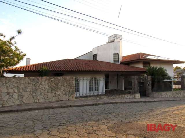 Casa com 4 quartos para alugar na RAIMUNDO BRIDON, 223, Bom Abrigo, Florianópolis por R$ 9.000