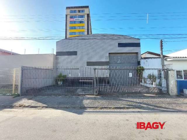 Barracão / Galpão / Depósito com 4 salas para alugar na Angelo Girardi, 94, Barreiros, São José, 253 m2 por R$ 9.700