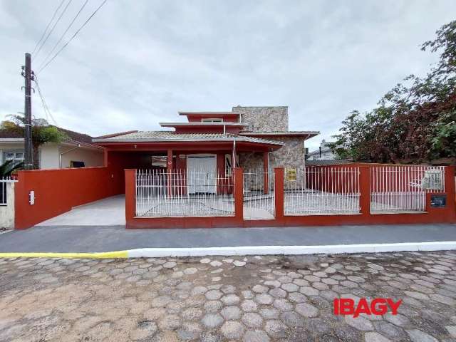 Casa com 3 quartos para alugar na Osmar Pedro Hoffmann, 89, Vendaval, Biguaçu, 150 m2 por R$ 3.300