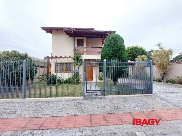 Casa com 3 quartos para alugar na Rua Manoel Soares D'Azevedo Maia, 60, Carianos, Florianópolis, 200 m2 por R$ 5.500