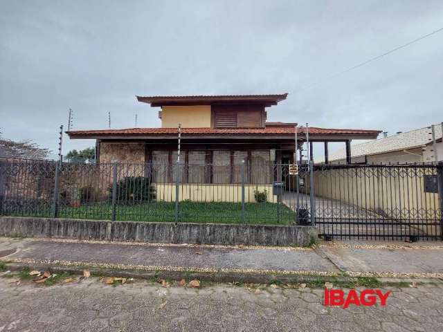 Casa com 3 quartos para alugar na Rua Pedro de Moura Ferro, 52, Jardim Atlântico, Florianópolis, 250 m2 por R$ 5.800