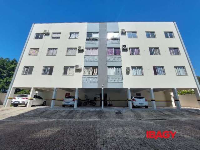 Apartamento com 3 quartos para alugar na Rua João Grumiche, 2425, Roçado, São José, 80 m2 por R$ 1.900