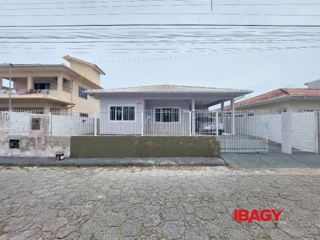 Casa com 3 quartos para alugar na Rua Milton Luiz da Silva, 132, Centro, Palhoça, 80 m2 por R$ 2.900