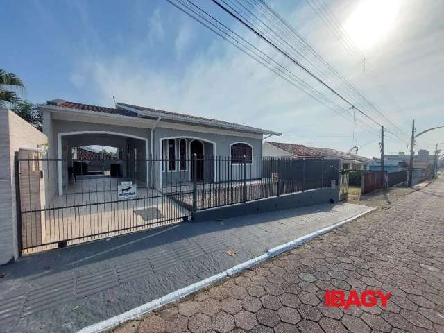 Casa com 3 quartos para alugar na Rua Papa João Paulo I, 232, Fundos, Biguaçu, 109 m2 por R$ 3.200