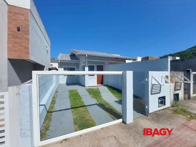 Casa com 2 quartos para alugar na Marechal Moura, 27, Bela Vista, Palhoça, 49 m2 por R$ 1.800